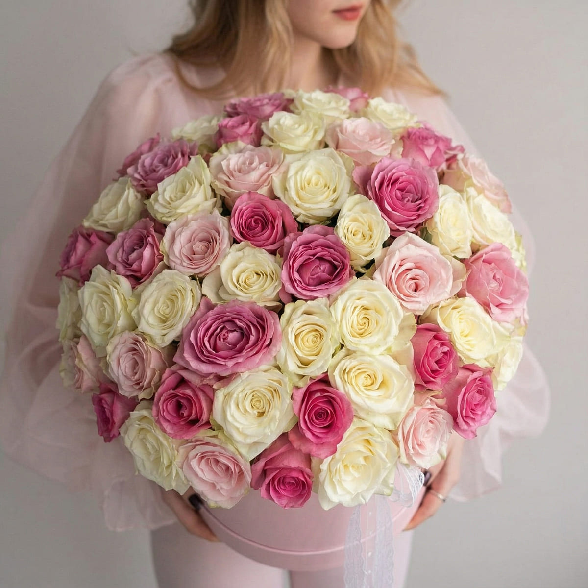 Букет из 51 разноцветной розы в коробке