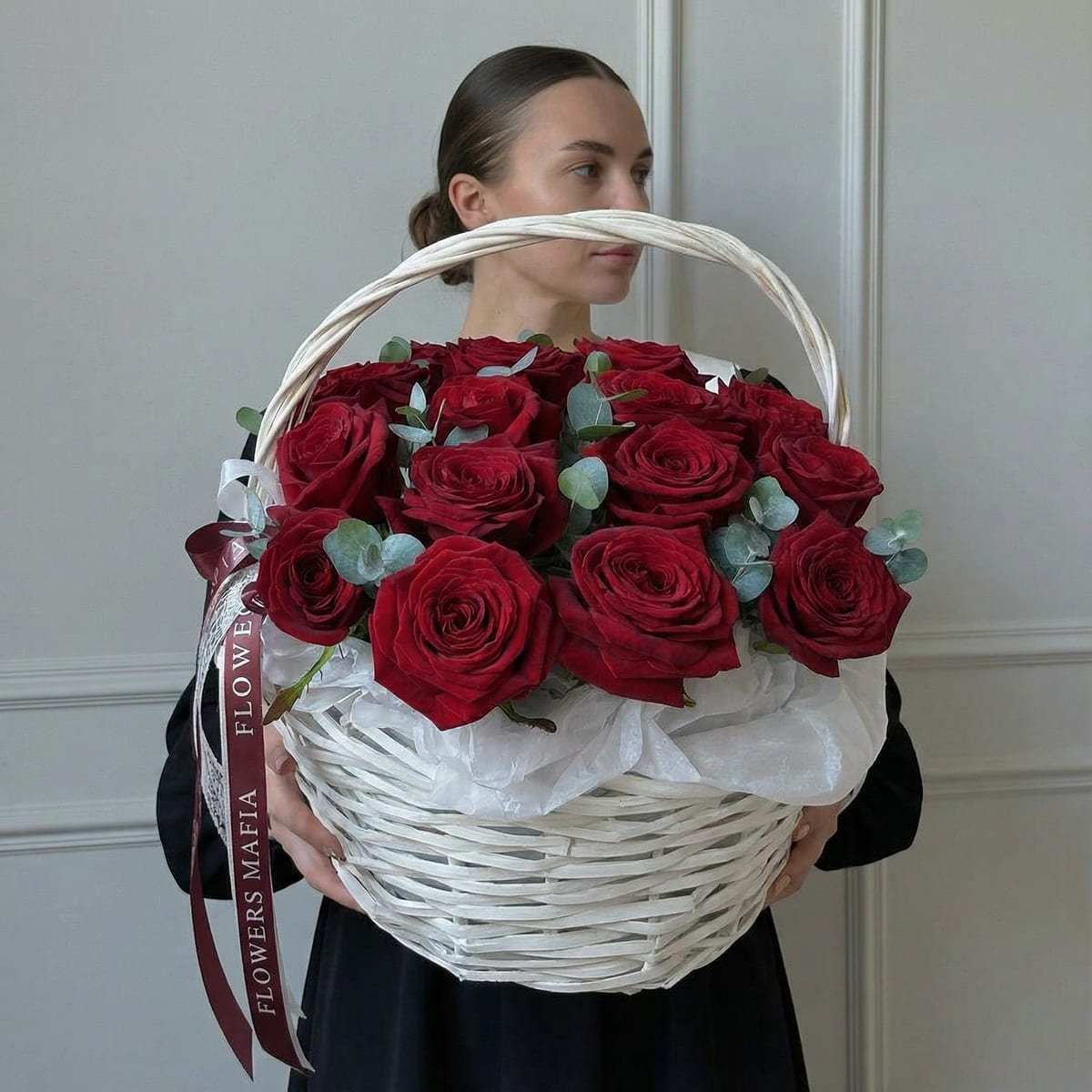 21 красная роза в белой корзине