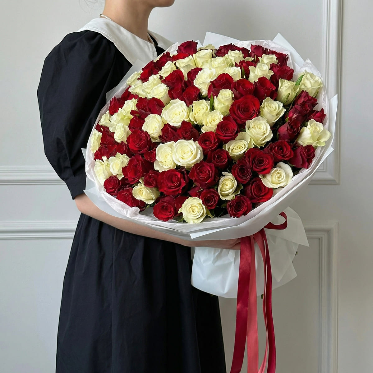Букет из 101 красной и белой розы в светлой упаковке подарок на юбилей или свидание