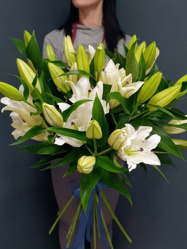 11-belyh-liliy-pod-lentu