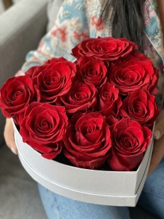 Коробка-сердце с 11 красными розами