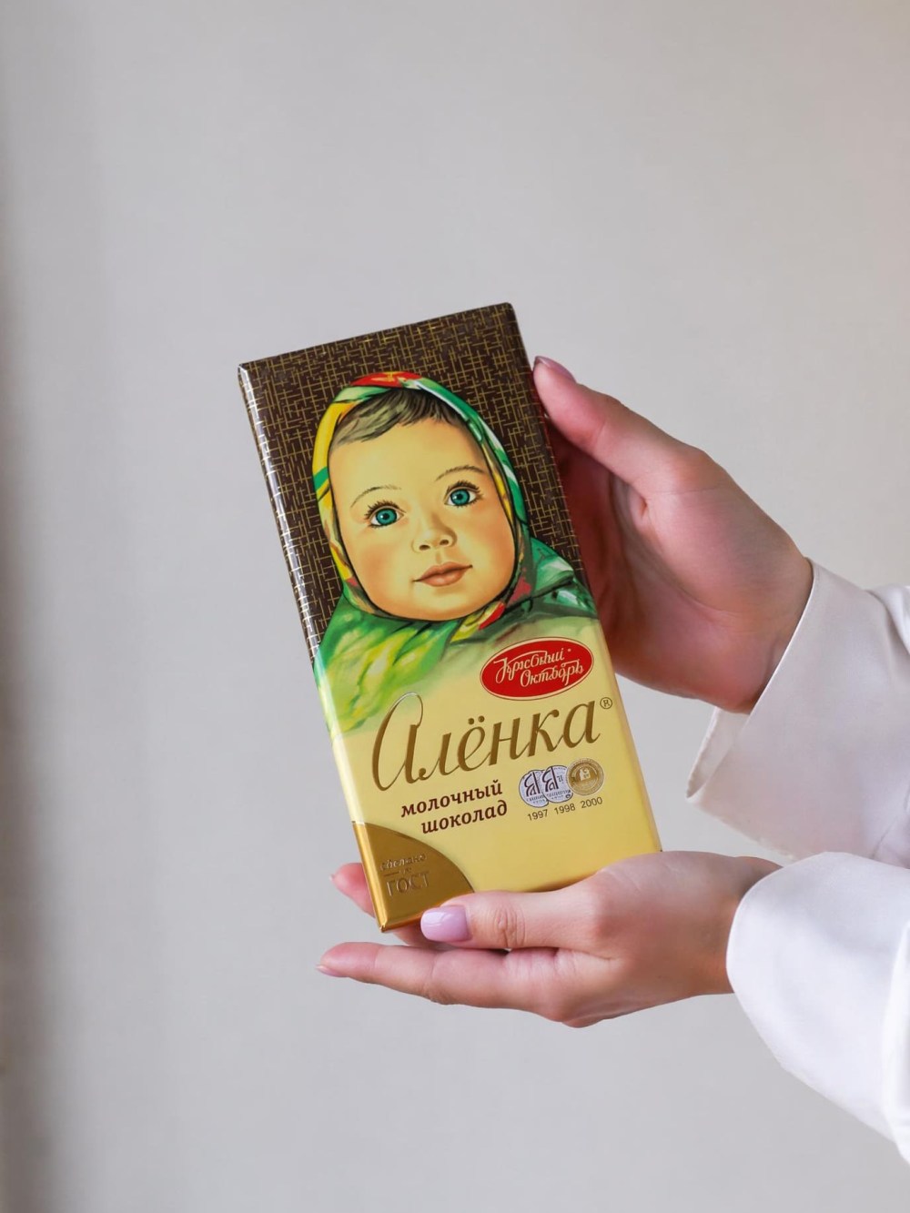 Молочный шоколад Аленка в фирменной упаковке