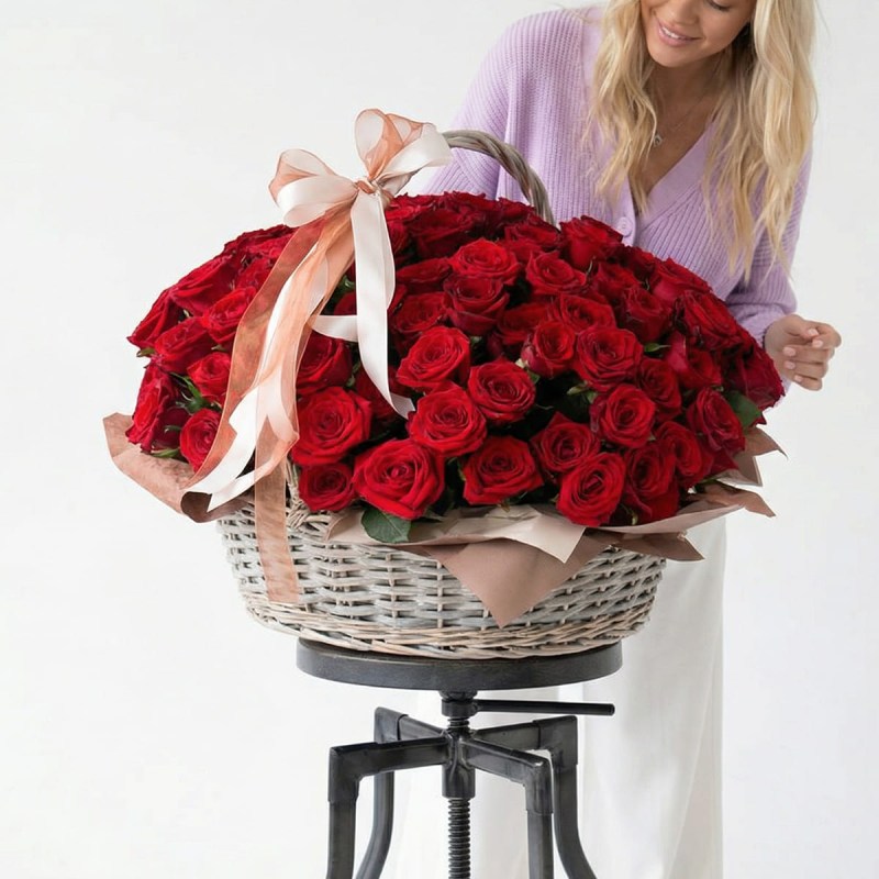 Огромная корзина из 101 красной кенийской розы с бантом на подарок женщине