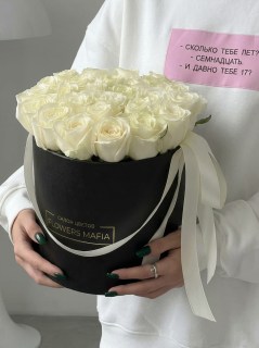 25 белых роз в коробке