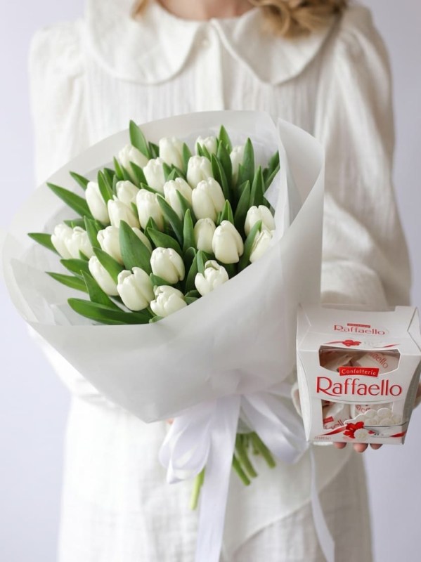 25 белых тюльпанов с конфетами Raffaello