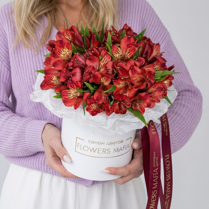 Красные альстромерии в белой шляпной коробке букет в цилиндре подарок девушке