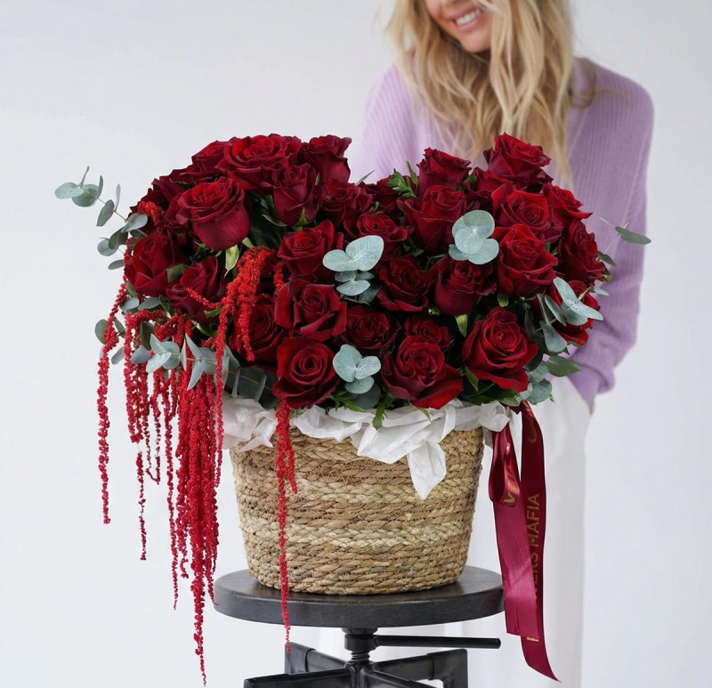 Корзина с 45 красными розами и ниспадающим амарантом, подарок на юбилей или свидание