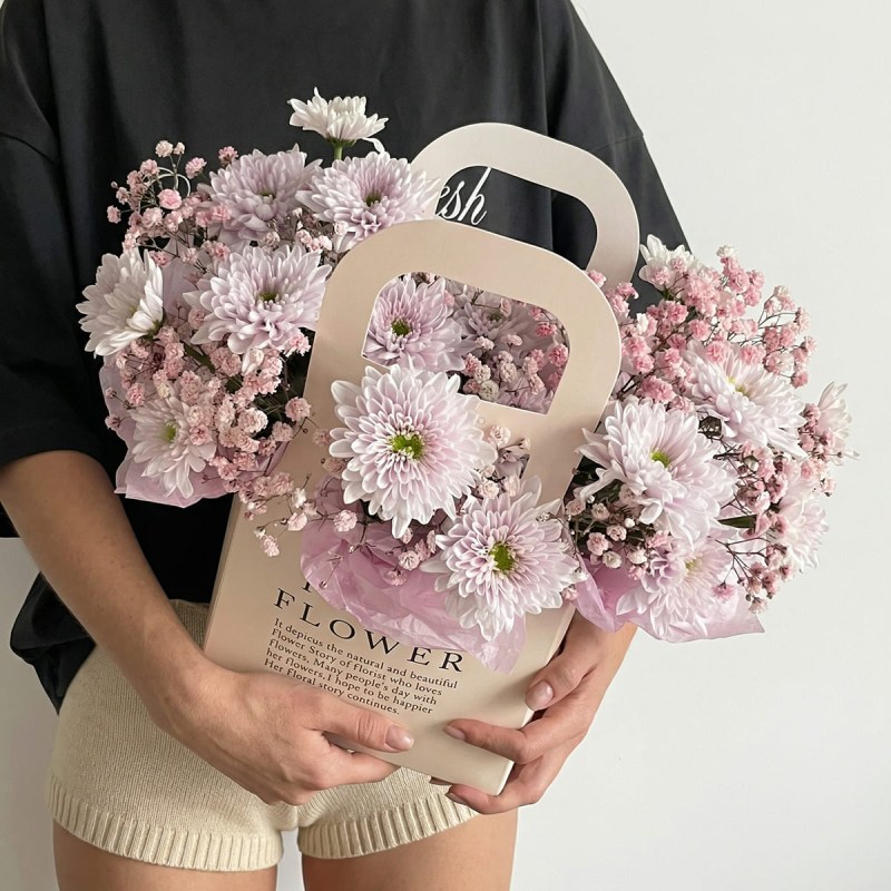 Композиция из розовых кустовых хризантем и розовой гипсофилы в бежевой сумке-пакете подарок на день рождения или свидание.