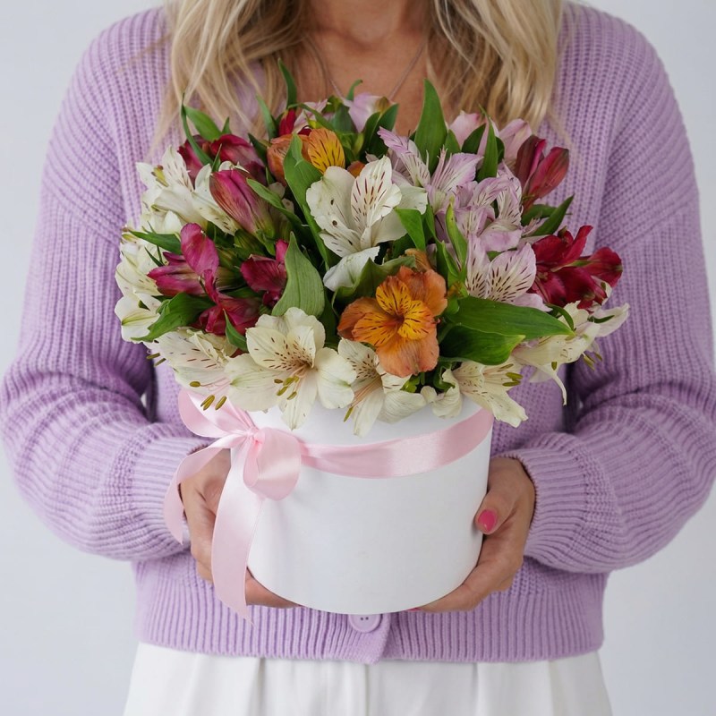 Яркий букет из разноцветных альстромерий в шляпной коробке с розовой лентой