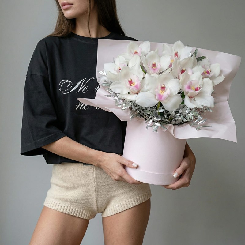 9 белых орхидей в коробке