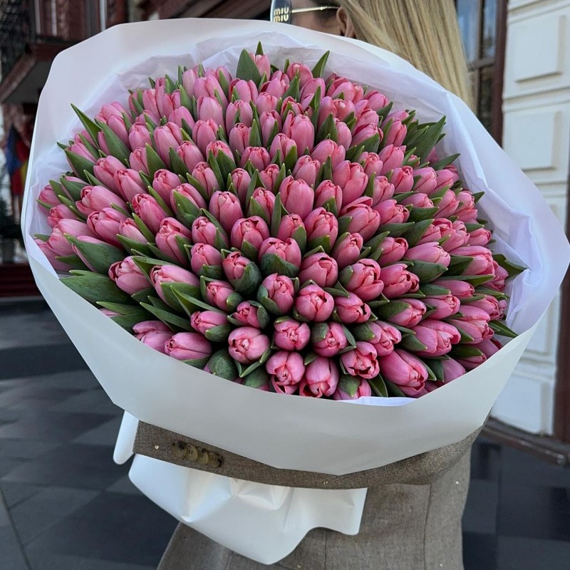 Большой букет розовых тюльпанов в Нижнем Новгороде