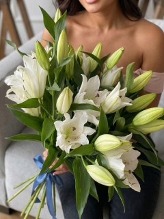9-belyh-liliy-pod-lentu