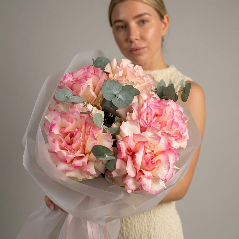 Пышный букет из 5 розовых французских роз с эвкалиптом для подарка девушке