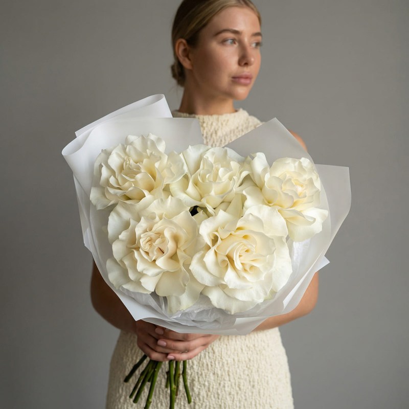 Букет из 5 белых французских роз в дизайнерской упаковке на подарок девушке или на свадьбу