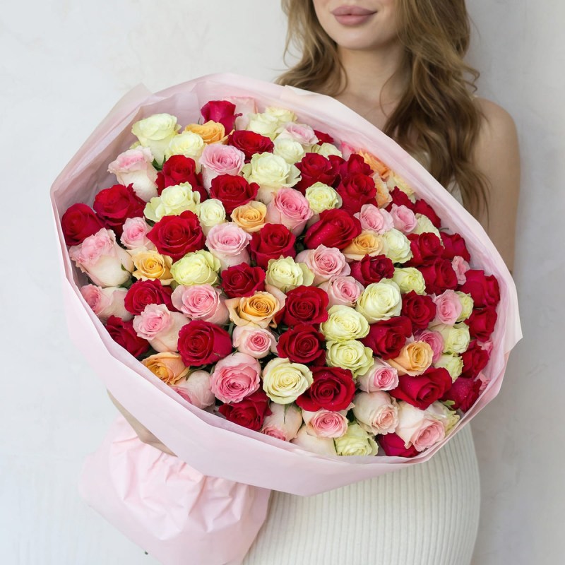 Большой букет из 101 премиальной розы Эквадор разных цветов в розовой матовой упаковке