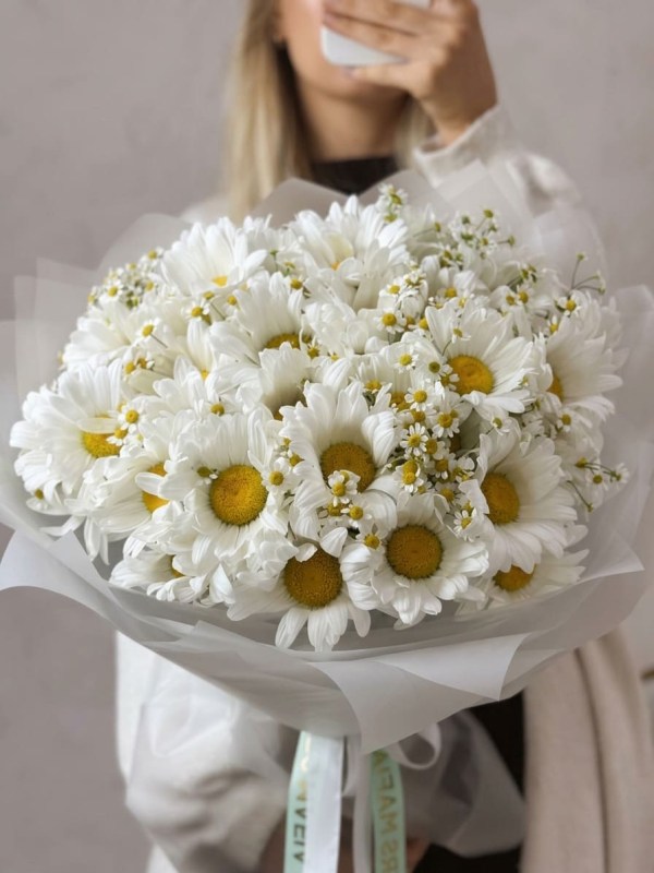 Большой букет из ромашек с матрикарией