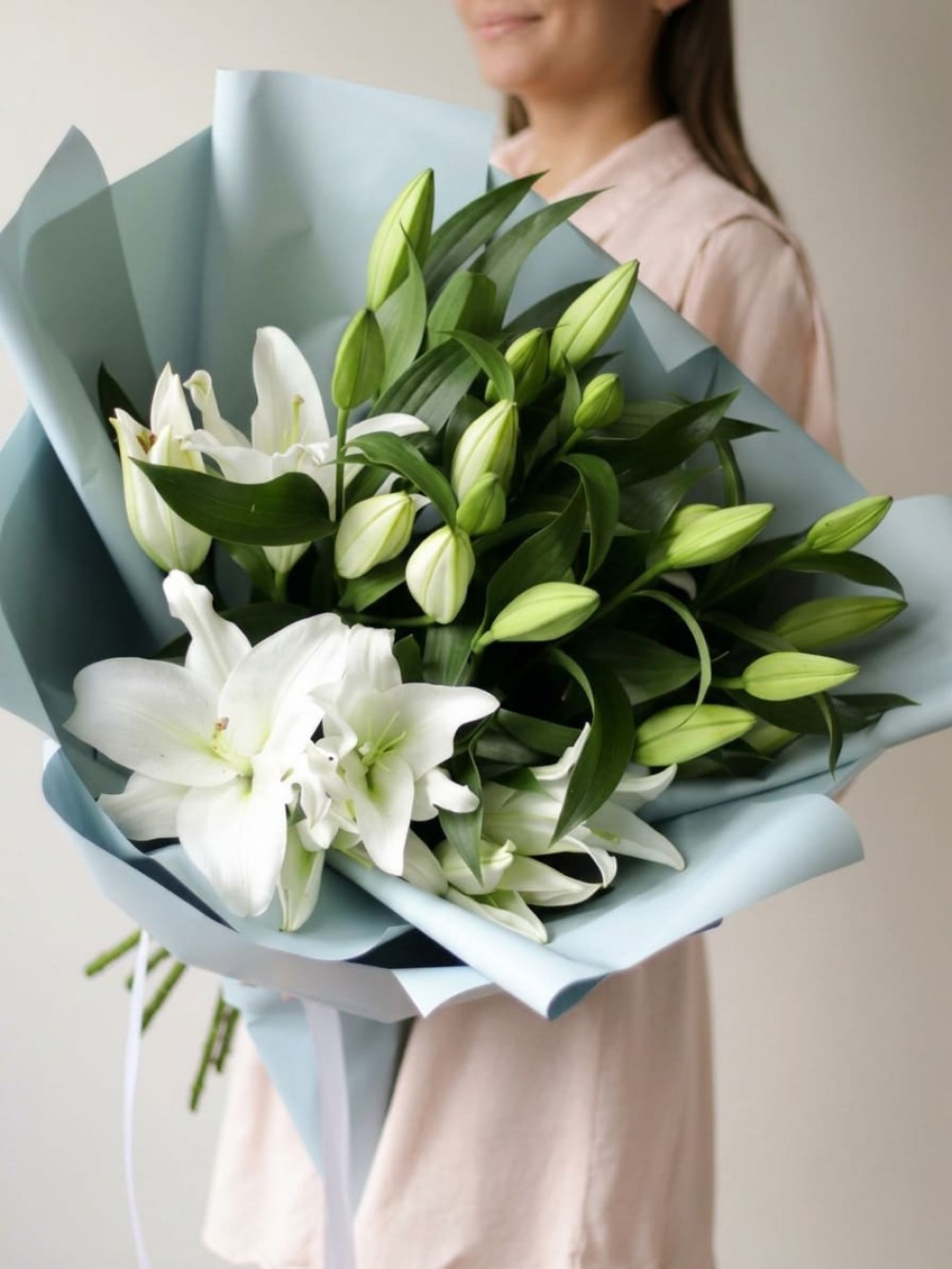 buket-5-belyh-liliy-v-goluboy-upakovke