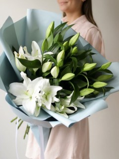 buket-5-belyh-liliy-v-goluboy-upakovke