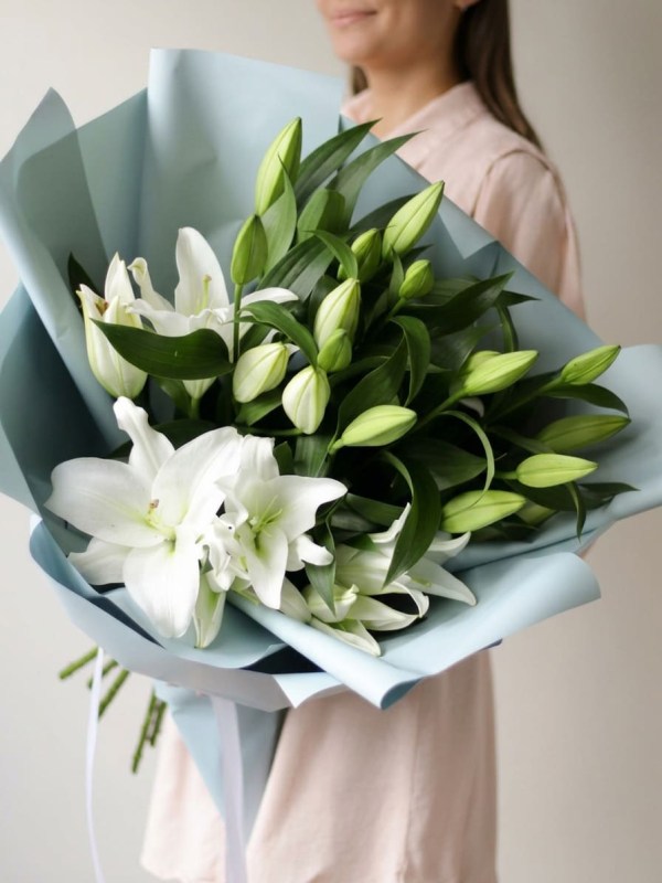 buket-5-belyh-liliy-v-goluboy-upakovke