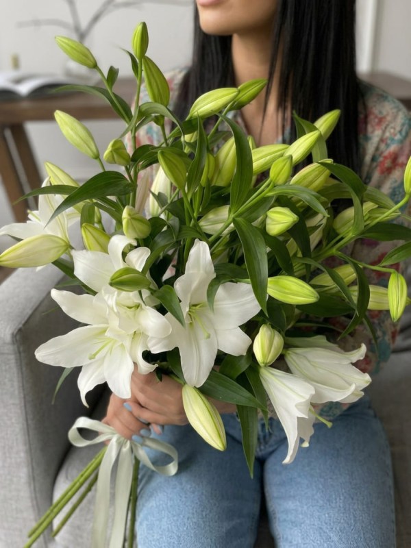buket-7-belyh-liliy-pod-lentu
