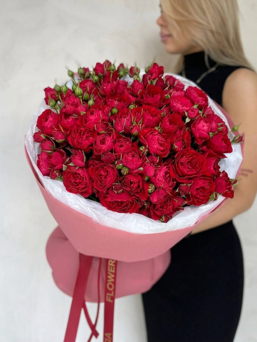 buket-7-kustovyh-roz-scarlet-dimension1