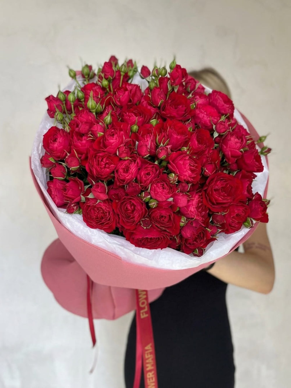 buket-7-kustovyh-roz-scarlet-dimension2