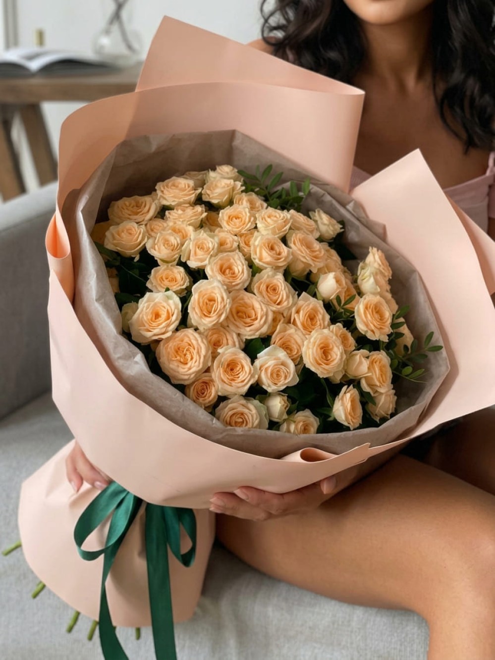 buket-9-kremovyh-kustovyh-roz-s-zelenyu2