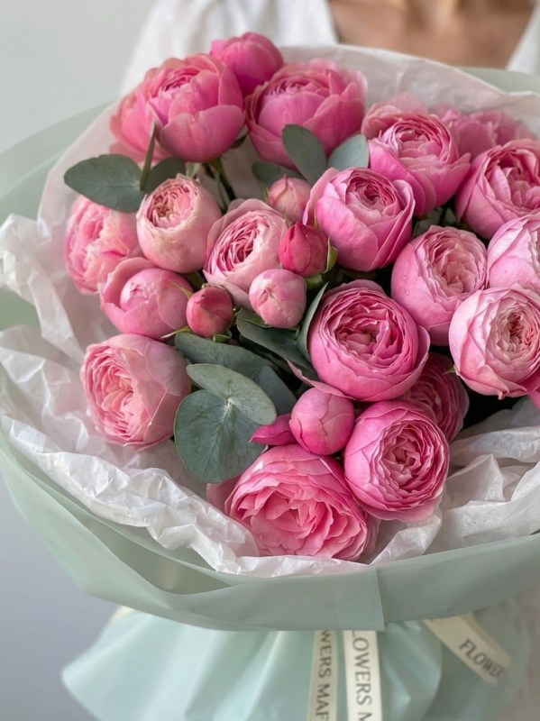 buket-9-rozovyh-kustovyh-roz-silva-pink-s-evkaliptom2