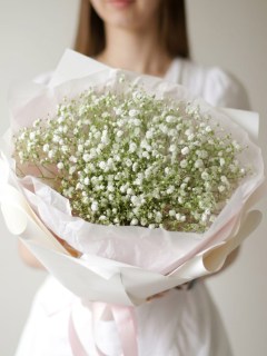 Букет белой гипсофилы в нежном светлом оформлении