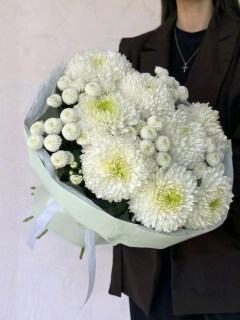 Букет белых хризантем в светлой упаковке