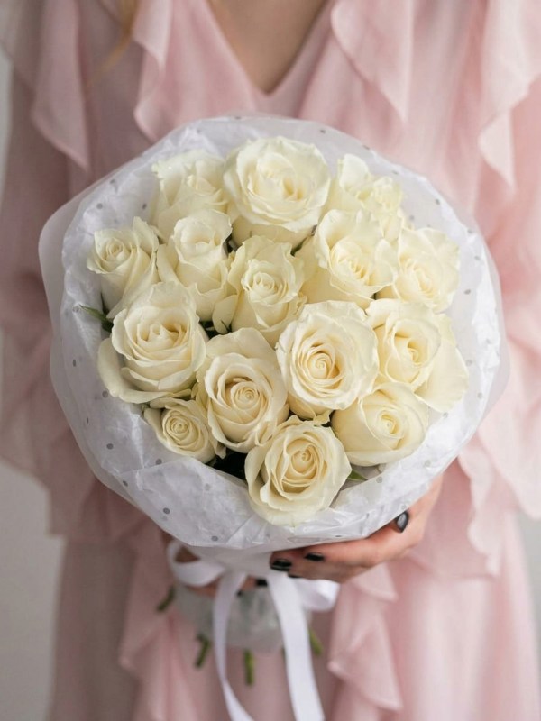 buket-iz-15-belyh-keniiskih-roz33