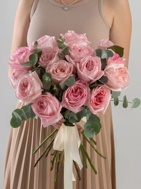 buket-iz-15-pionovidnyh-roz-pink-ohara-s-evkaliptom2