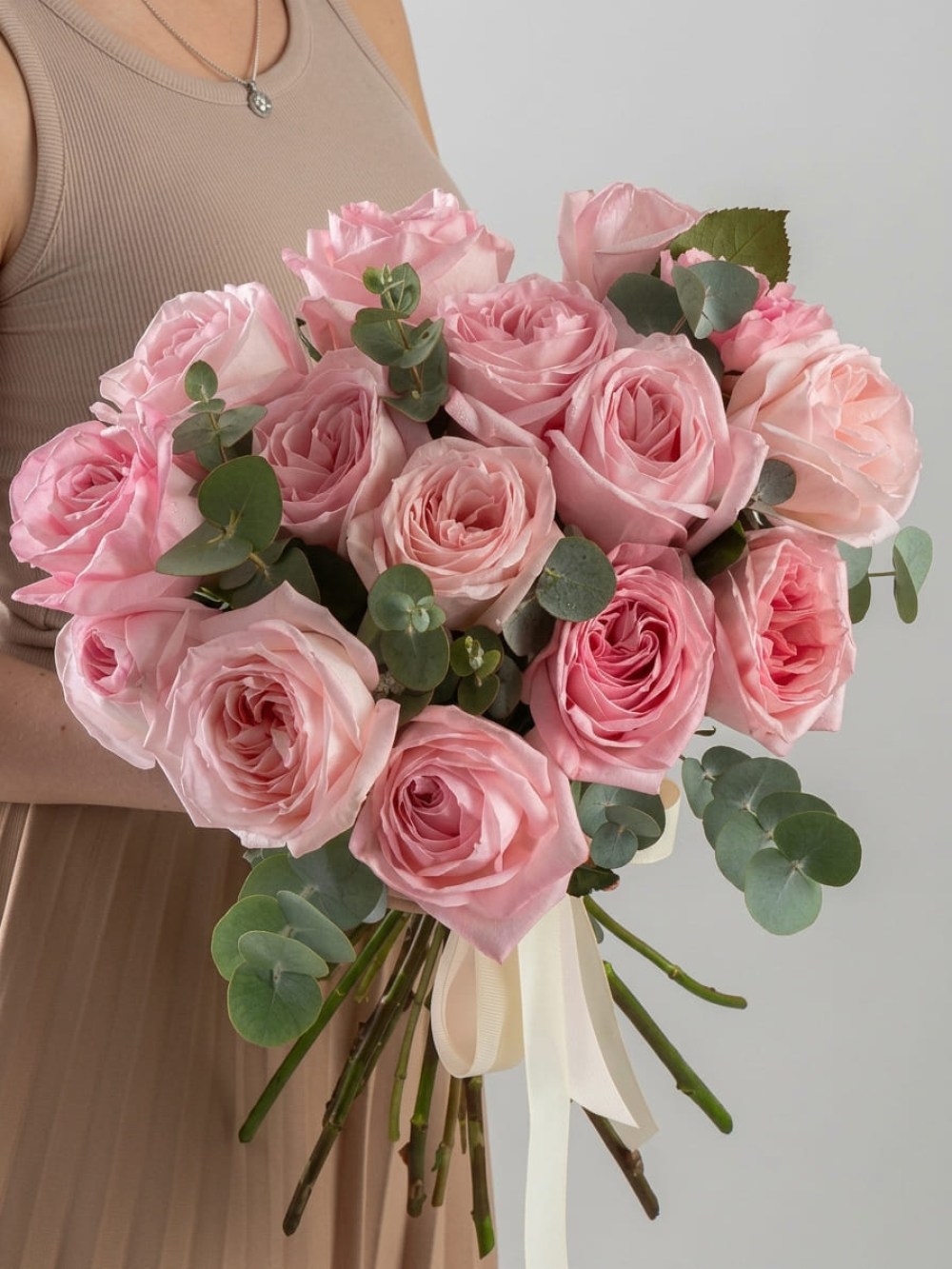 Букет из 15 пионовидных роз Pink O'Hara с эвкалиптом