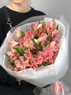 Букет из 9 розовых альстромерий в светлой упаковке