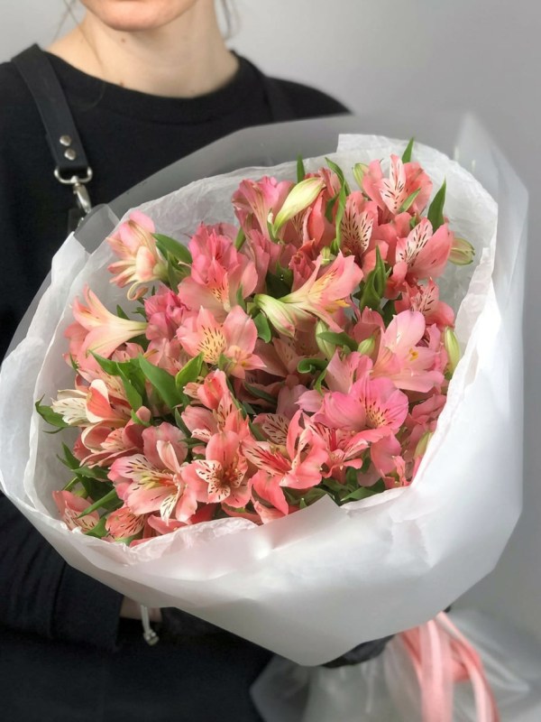 Букет из 9 розовых альстромерий в светлой упаковке