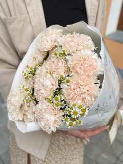 Букет из кремовых диантусов с танацетумом