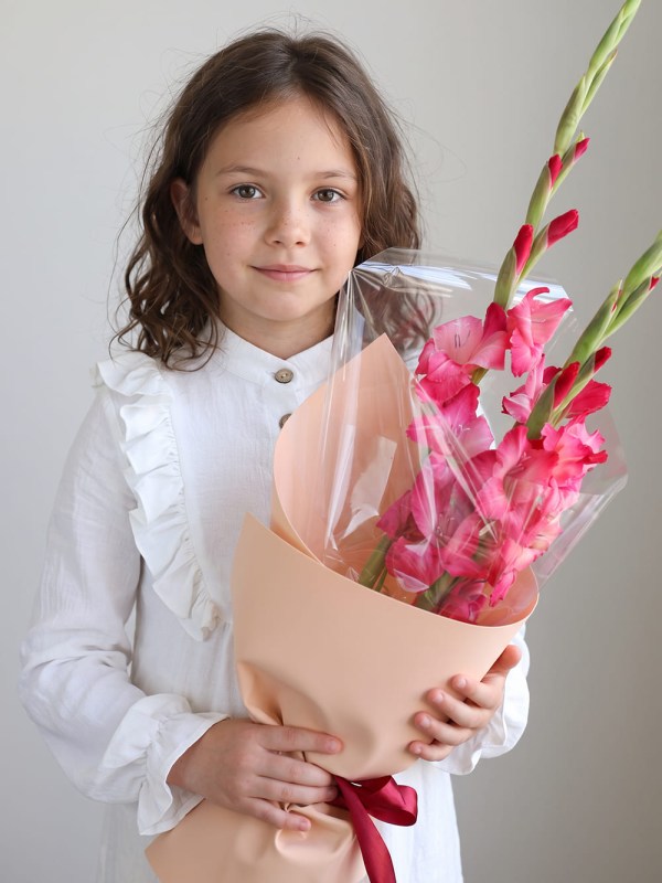 buket-uchitelyu-iz-3-rozovyh-gladiolusov-na-1-sentyabrya
