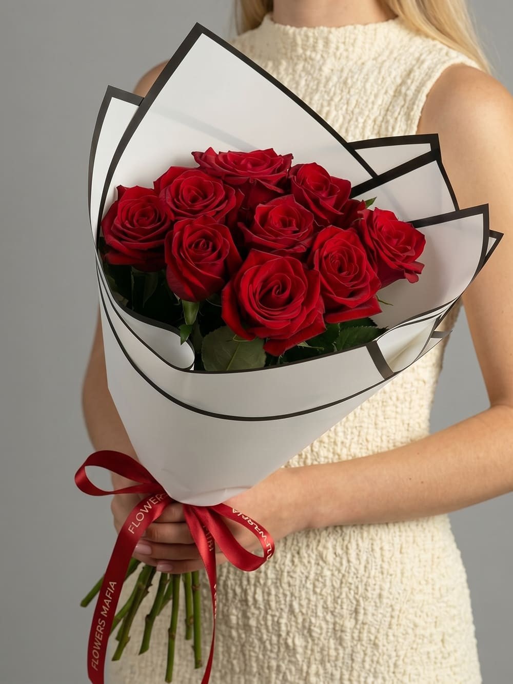 Букет из 9 красных роз в белой упаковке