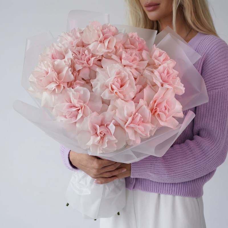 Пышный букет из 15 розовых французских роз в дизайнерской упаковке для девушки