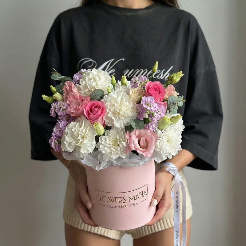 Букет цветов в розовой шляпной коробке с маттиолой и кустовой розы в руках