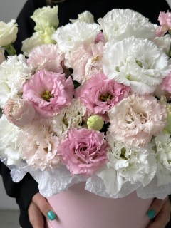 eustoma-miks-v-rozovoy-shlyapnoy-korobke2