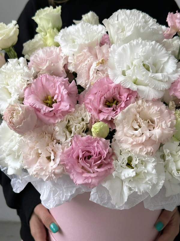 eustoma-miks-v-rozovoy-shlyapnoy-korobke2