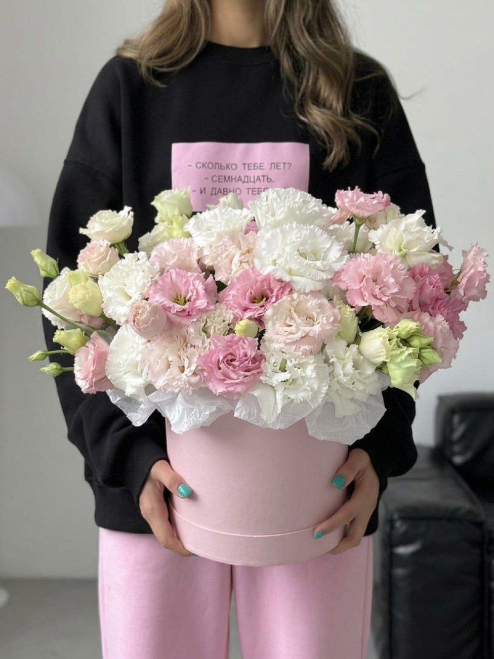 eustoma-miks-v-rozovoy-shlyapnoy-korobke