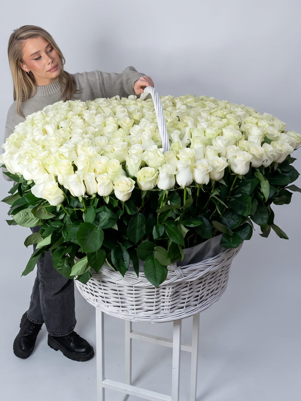 Гигантская корзина из 301 белой розы