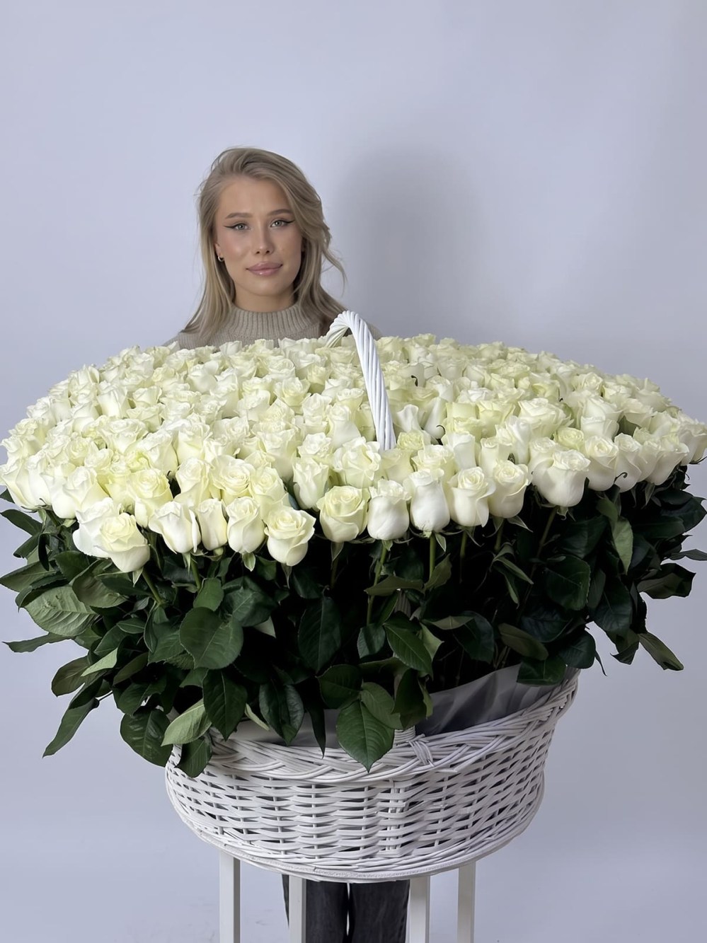 gigantskaya-korzina-iz-301-beloy-rozy