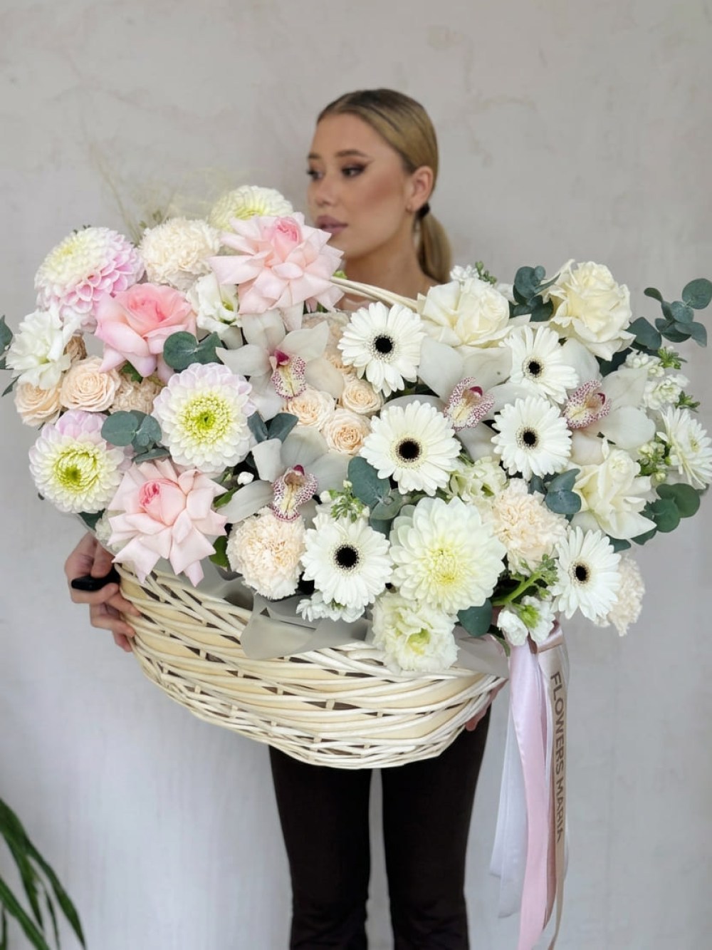Гигантская цветочная корзина в нежной гамме