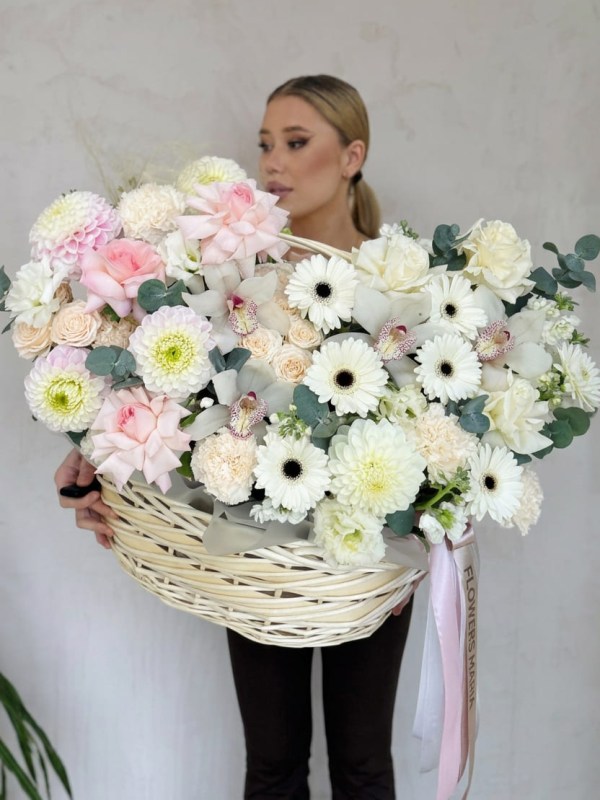 Гигантская цветочная корзина в нежной гамме