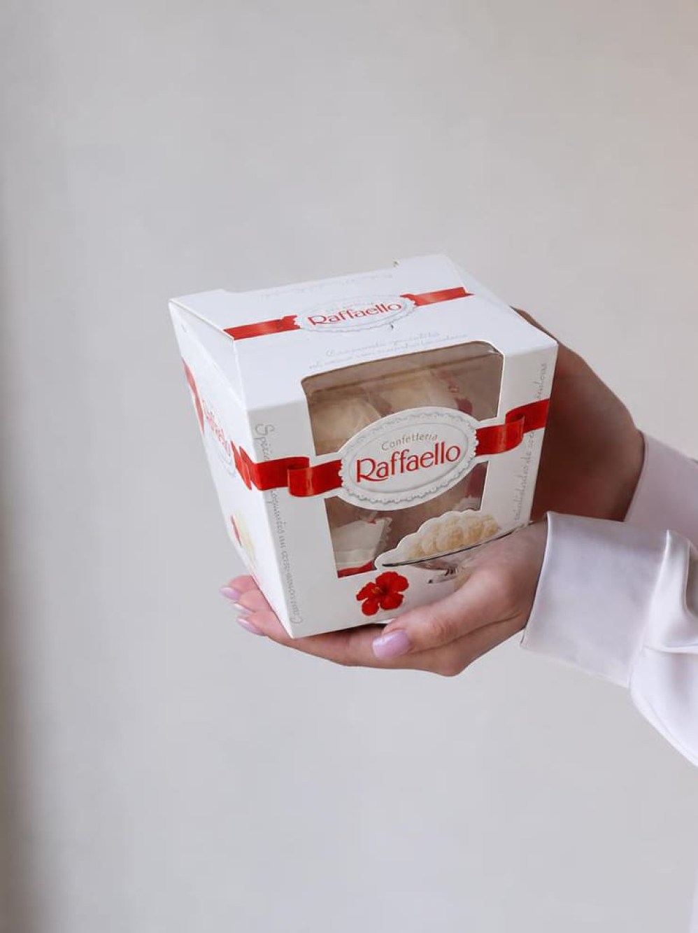 Конфеты Raffaello 150 г в белой подарочной коробке