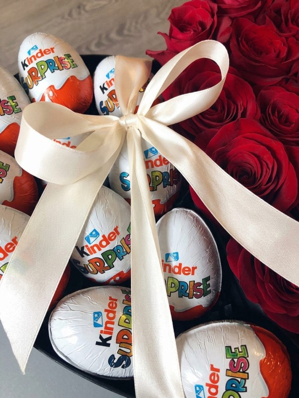 korobka-serdce-s-krasnymi-rozami-i-kinder2