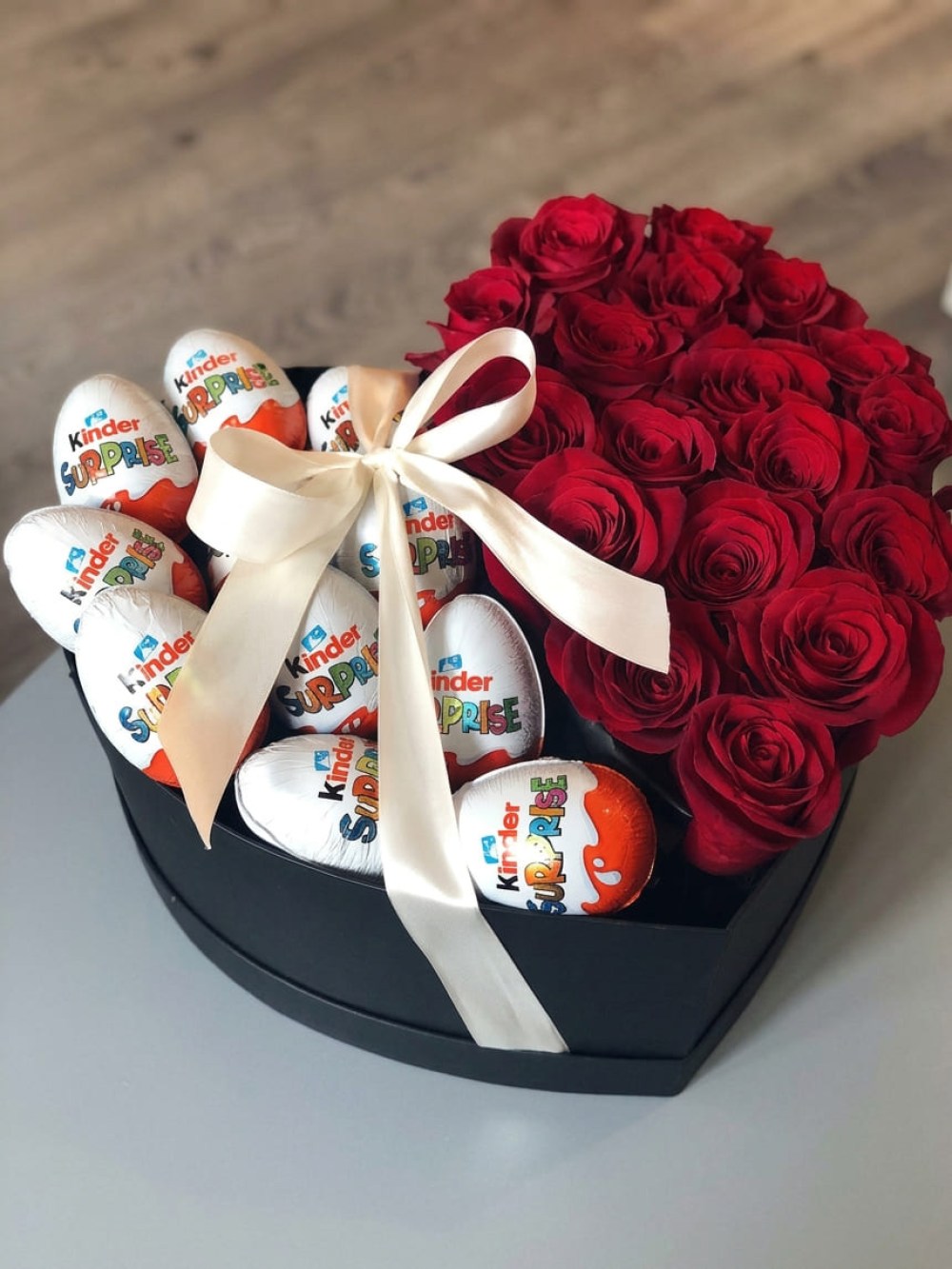 Коробка-сердце с красными розами и Kinder Surprise
